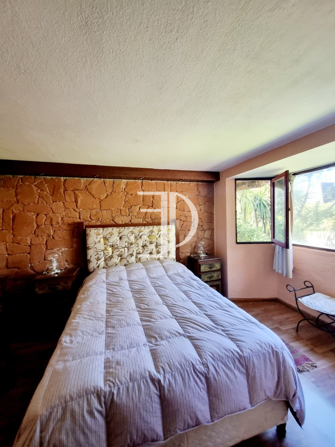 Casa ID.1558 - Amplia casa de construcción tradicional, EN VENTA! 4 dormitorios. Piscina y 2 barbacoas.