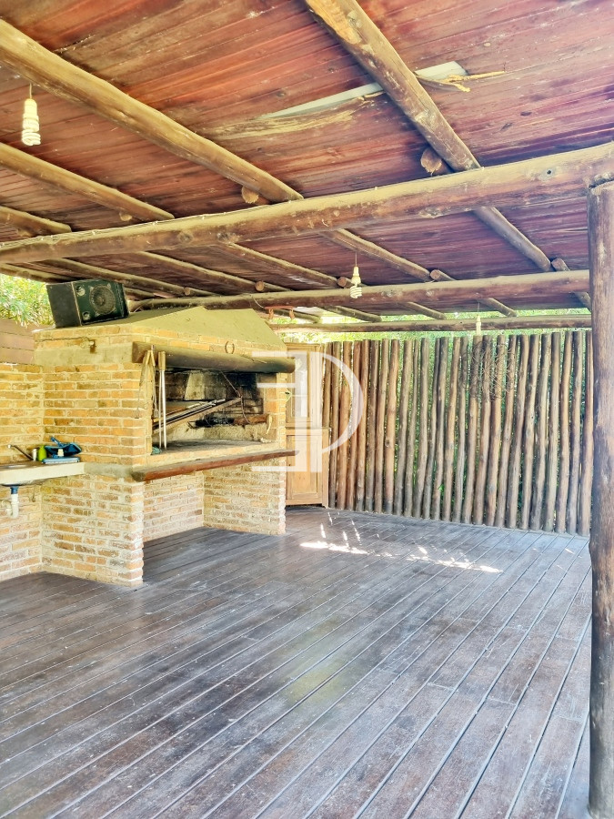 Casa ID.1558 - Amplia casa de construcción tradicional, EN VENTA! 4 dormitorios. Piscina y 2 barbacoas.