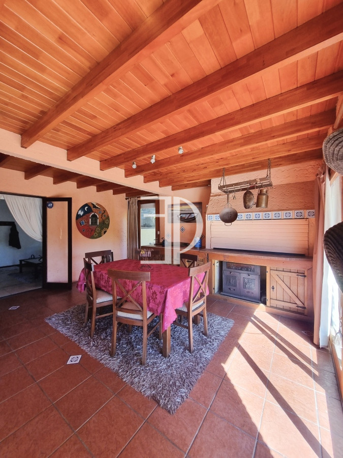 Casa ID.1558 - Amplia casa de construcción tradicional, EN VENTA! 4 dormitorios. Piscina y 2 barbacoas.