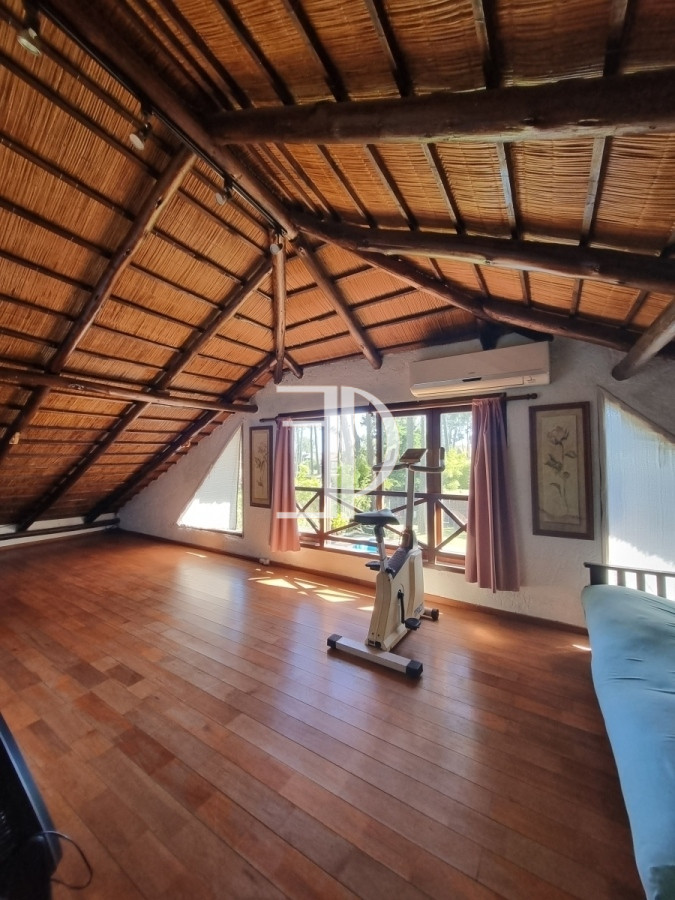 Casa ID.1558 - Amplia casa de construcción tradicional, EN VENTA! 4 dormitorios. Piscina y 2 barbacoas.