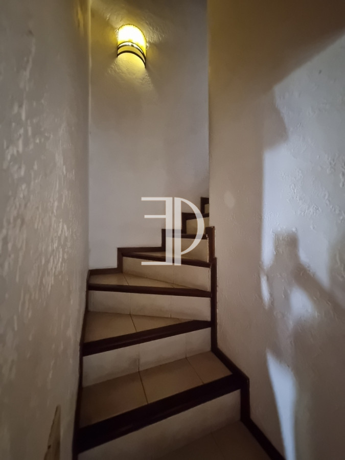 Casa ID.1558 - Amplia casa de construcción tradicional, EN VENTA! 4 dormitorios. Piscina y 2 barbacoas.