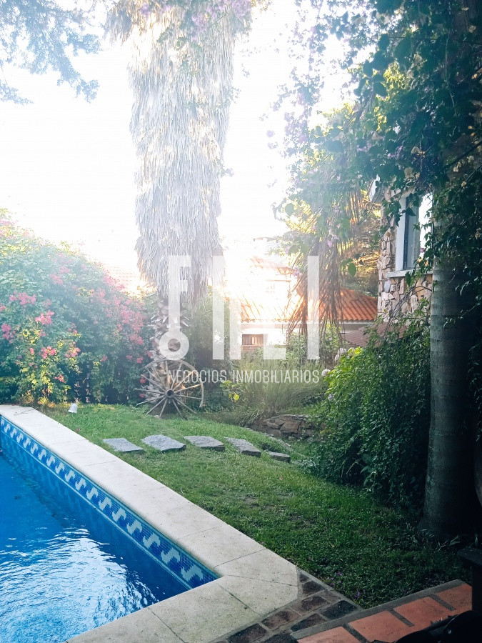 Casa ID.201 - Amplia casa de 3 niveles con piscina, y 2 barbacoas, casi 300 m2 construidos.
