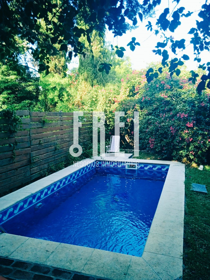Casa ID.201 - Amplia casa de 3 niveles con piscina, y 2 barbacoas, casi 300 m2 construidos.