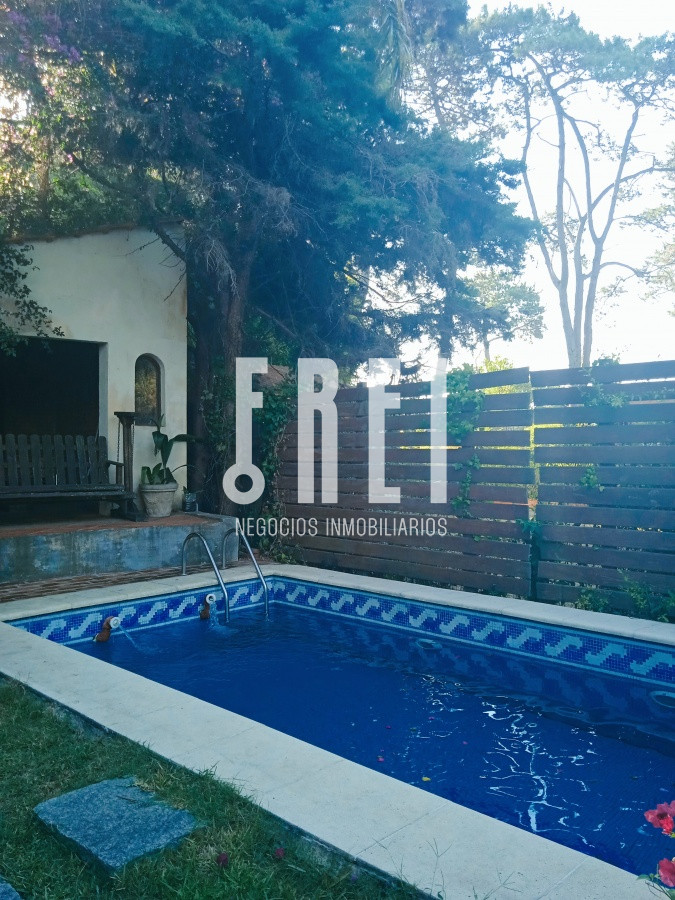 Casa ID.201 - Amplia casa de 3 niveles con piscina, y 2 barbacoas, casi 300 m2 construidos.