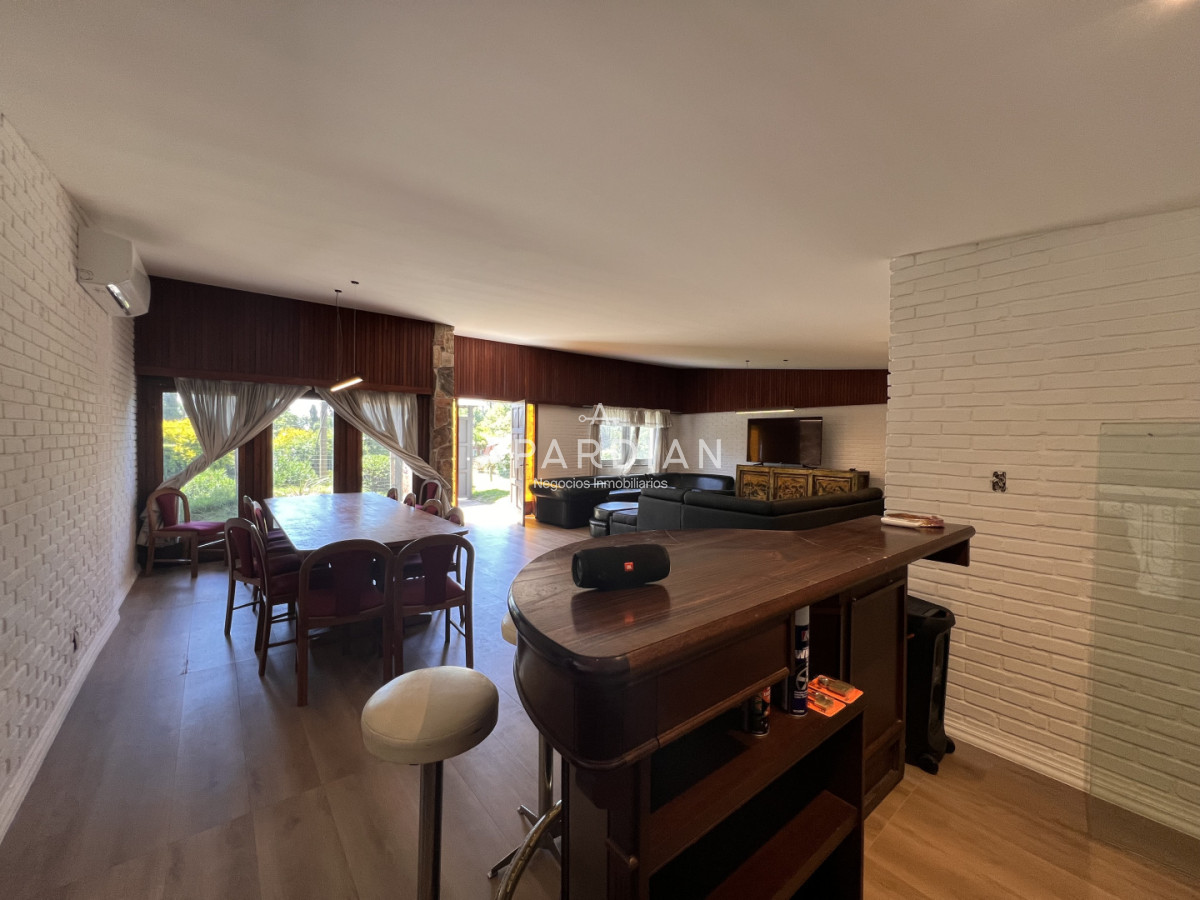 Casa ID.21099461 - Amplia casa en Cantegril, Punta del Este. 509m2 construidos y 2000 de terreno.