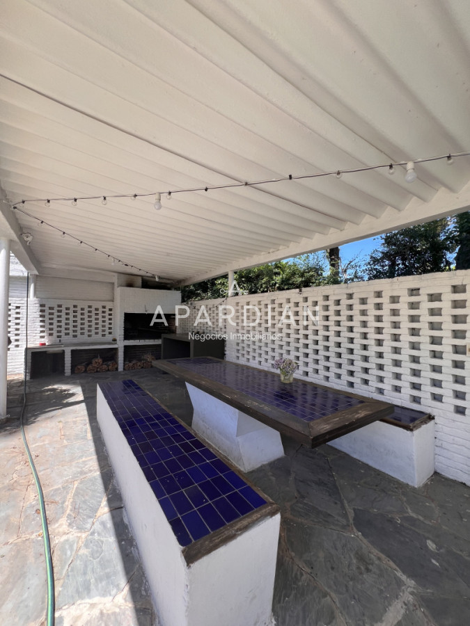 Casa ID.21099461 - Amplia casa en Cantegril, Punta del Este. 509m2 construidos y 2000 de terreno.