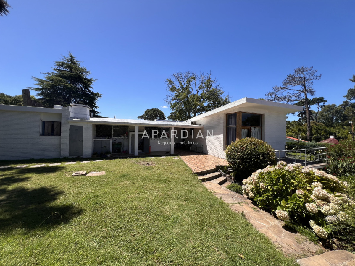 Casa ID.21099461 - Amplia casa en Cantegril, Punta del Este. 509m2 construidos y 2000 de terreno.