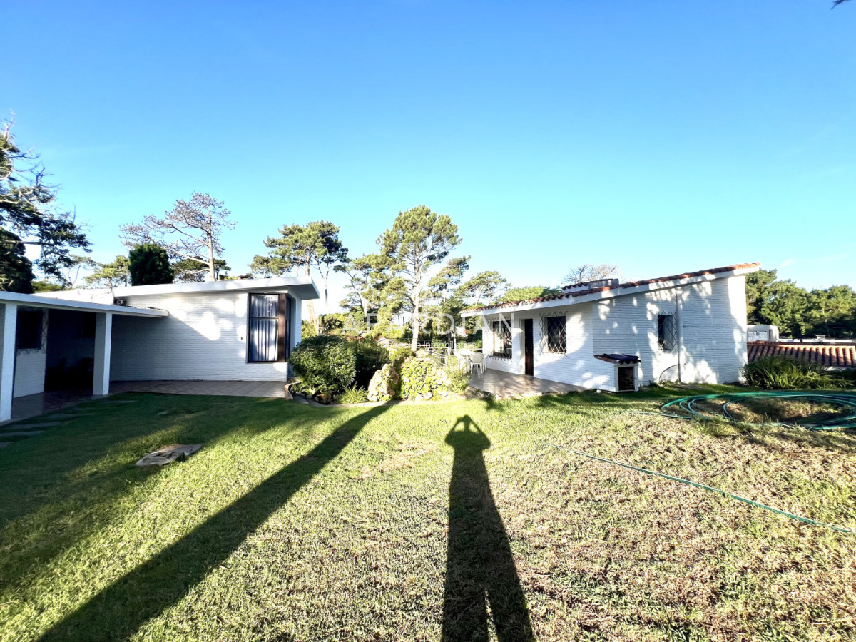 Casa ID.21099461 - Amplia casa en Cantegril, Punta del Este. 509m2 construidos y 2000 de terreno.