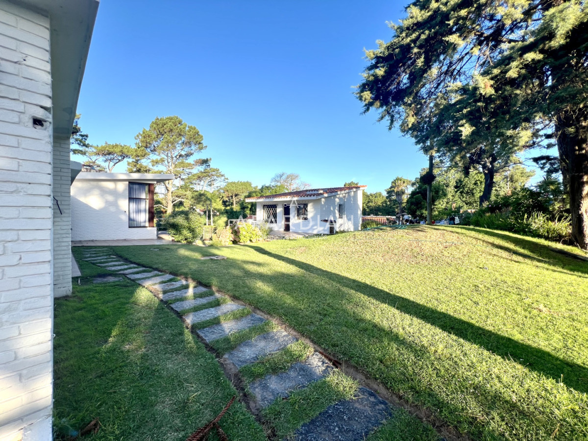 Casa ID.21099461 - Amplia casa en Cantegril, Punta del Este. 509m2 construidos y 2000 de terreno.