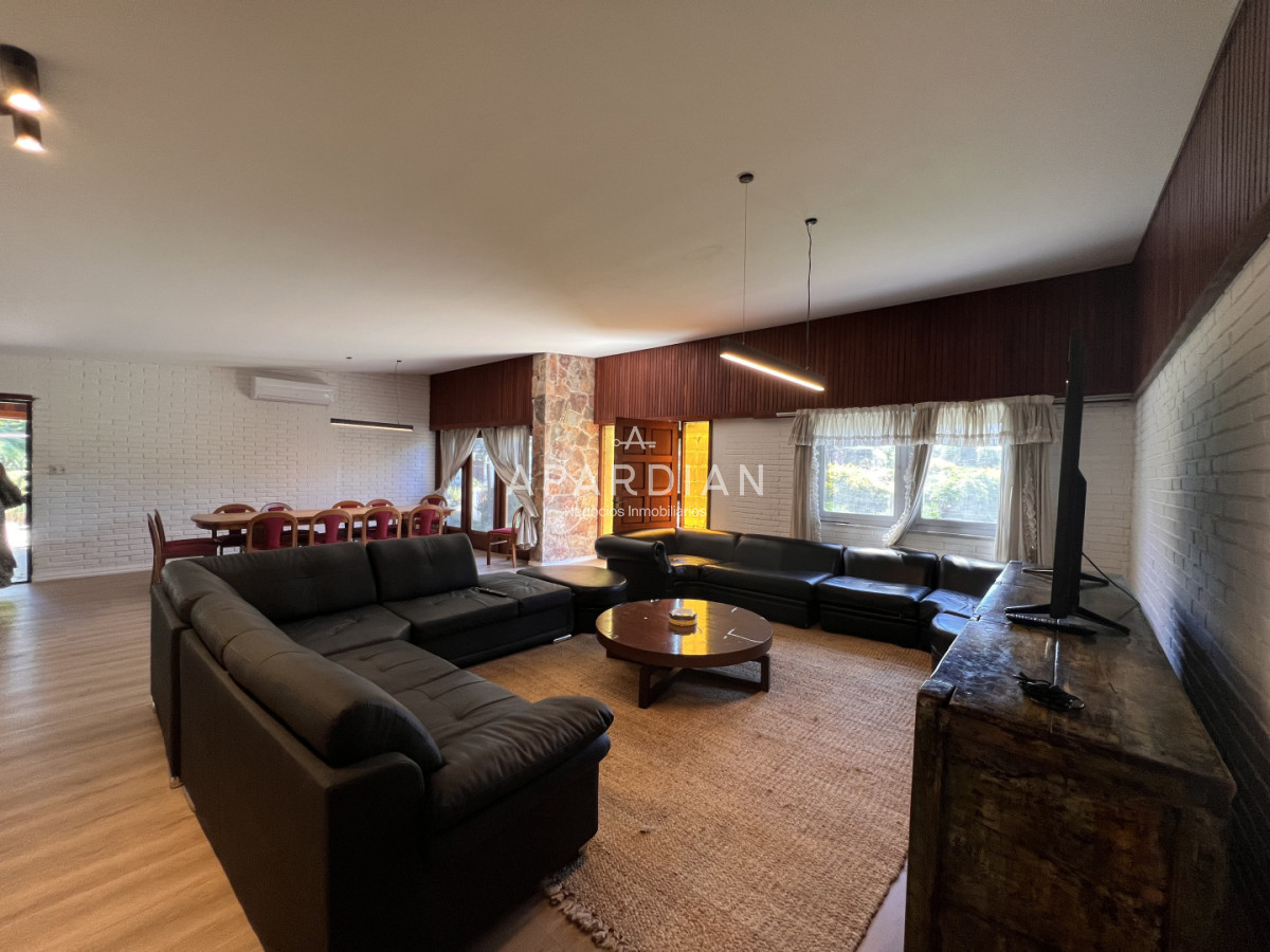 Casa ID.21099461 - Amplia casa en Cantegril, Punta del Este. 509m2 construidos y 2000 de terreno.