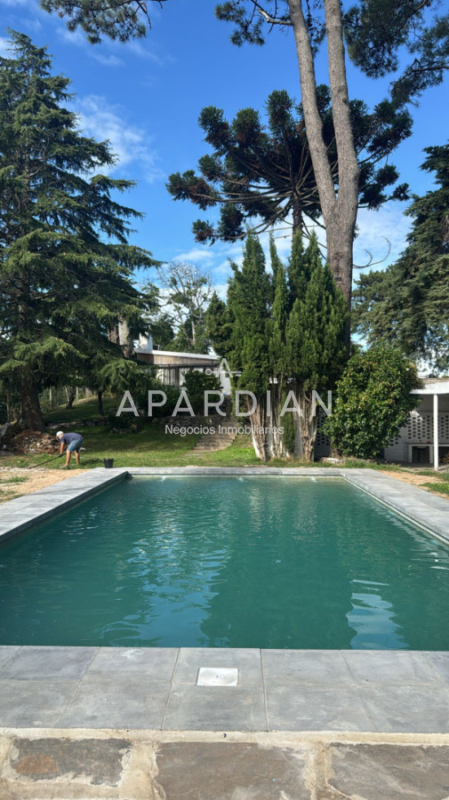 Casa ID.21099461 - Amplia casa en Cantegril, Punta del Este. 509m2 construidos y 2000 de terreno.