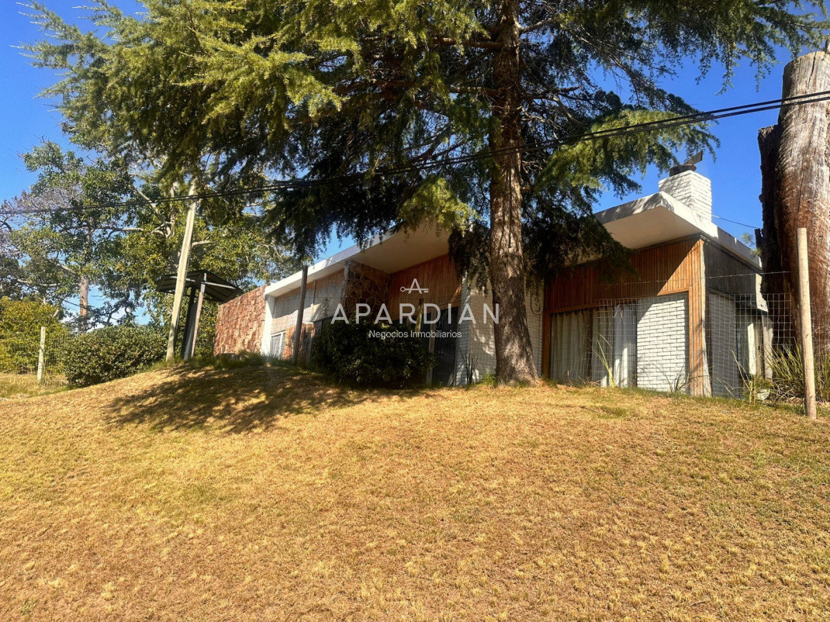 Casa ID.21099461 - Amplia casa en Cantegril, Punta del Este. 509m2 construidos y 2000 de terreno.