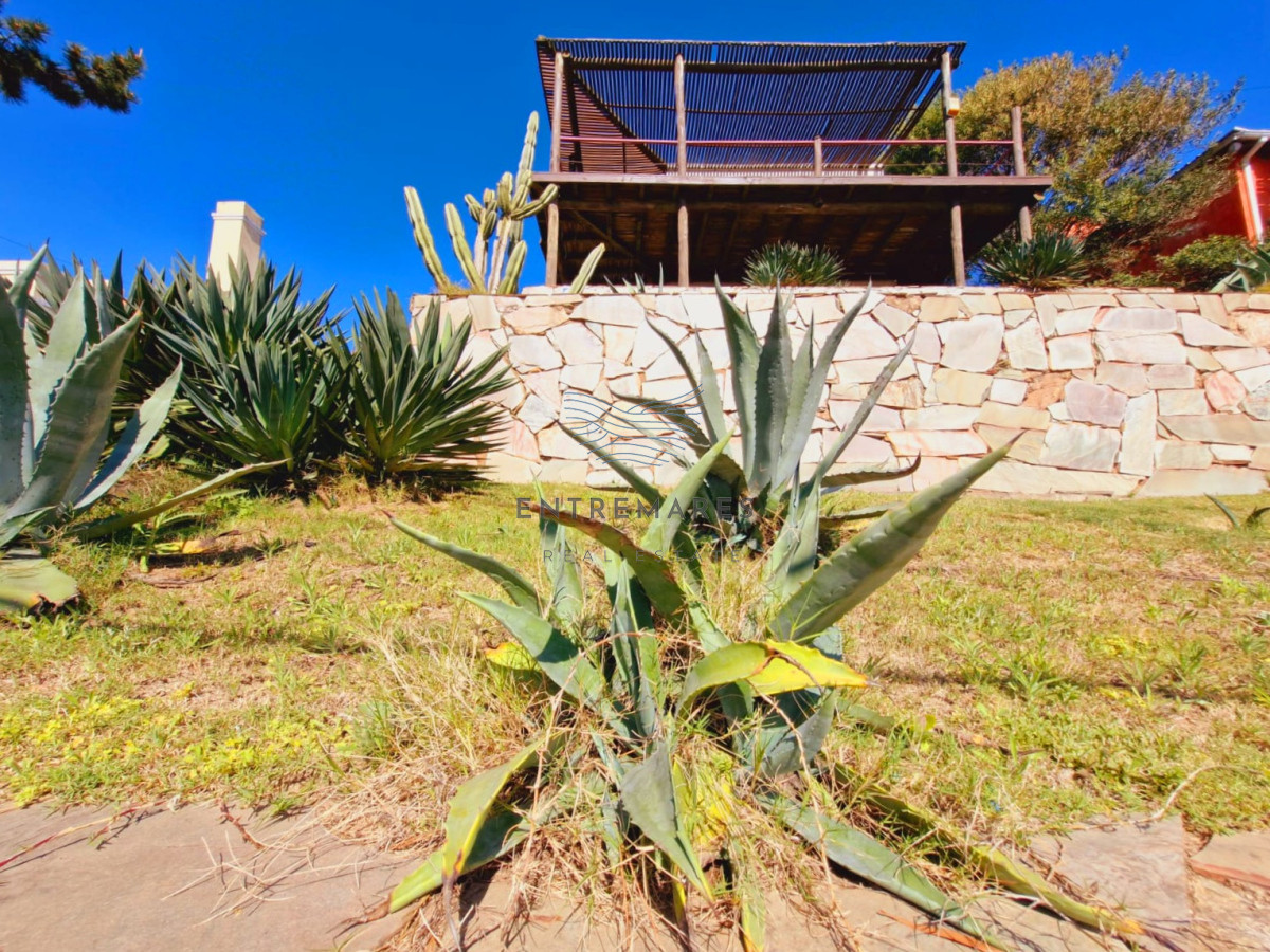 Casa ID.53 - Amplia casa con vista parcial a la playa de Tío Tom. En venta!
