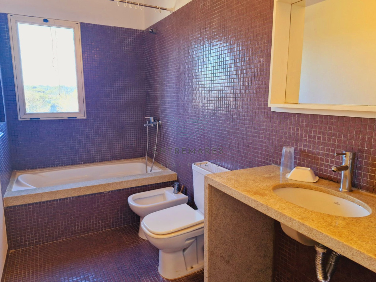 Casa ID.53 - Amplia casa con vista parcial a la playa de Tío Tom. En venta!