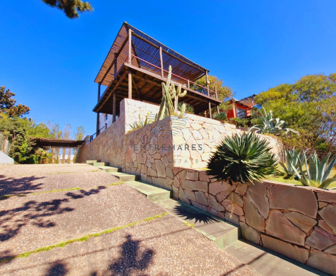 Casa ID.53 - Amplia casa con vista parcial a la playa de Tío Tom. En venta!