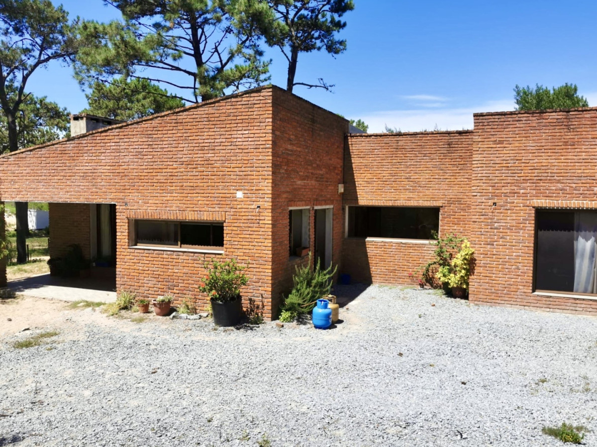 Amplia casa con vista parcial a la playa de Tío Tom. En venta!
