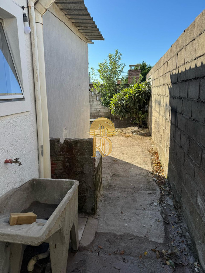 Casa de 1 dormitorio y medio, con patio. A pocas cuadras del centro de Maldonado. -id-898-16