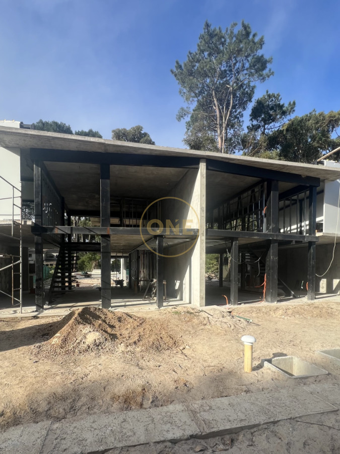 Casa ID.2212 - Casa en venta en Solanas Country, construcción de hormigón armado, con piscina. 