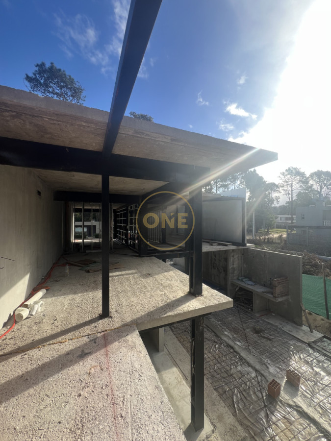 Casa ID.2212 - Casa en venta en Solanas Country, construcción de hormigón armado, con piscina. 