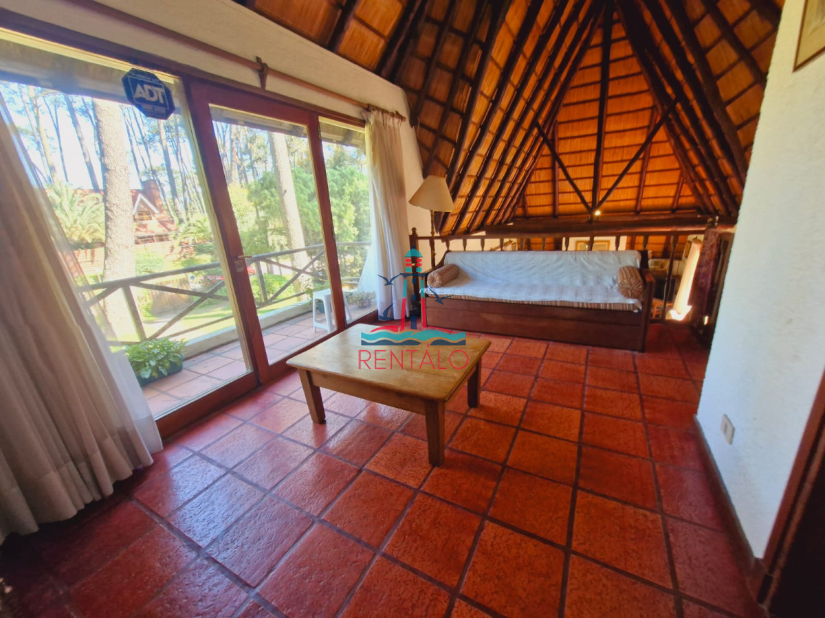 Casa ID.617 - Venta y alquiler de verano. Amplia casa en Pinares. Con cancha de paddle.