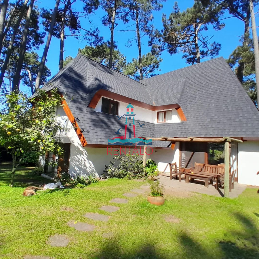 Casa ID.617 - Venta y alquiler de verano. Amplia casa en Pinares. Con cancha de paddle.