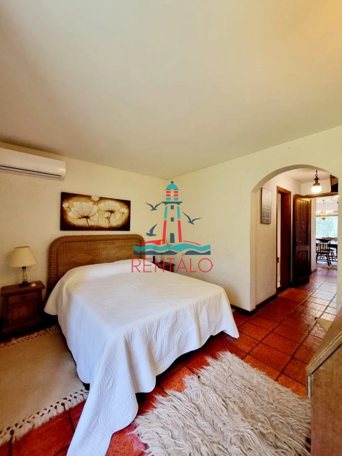 Casa ID.617 - Venta y alquiler de verano. Amplia casa en Pinares. Con cancha de paddle.