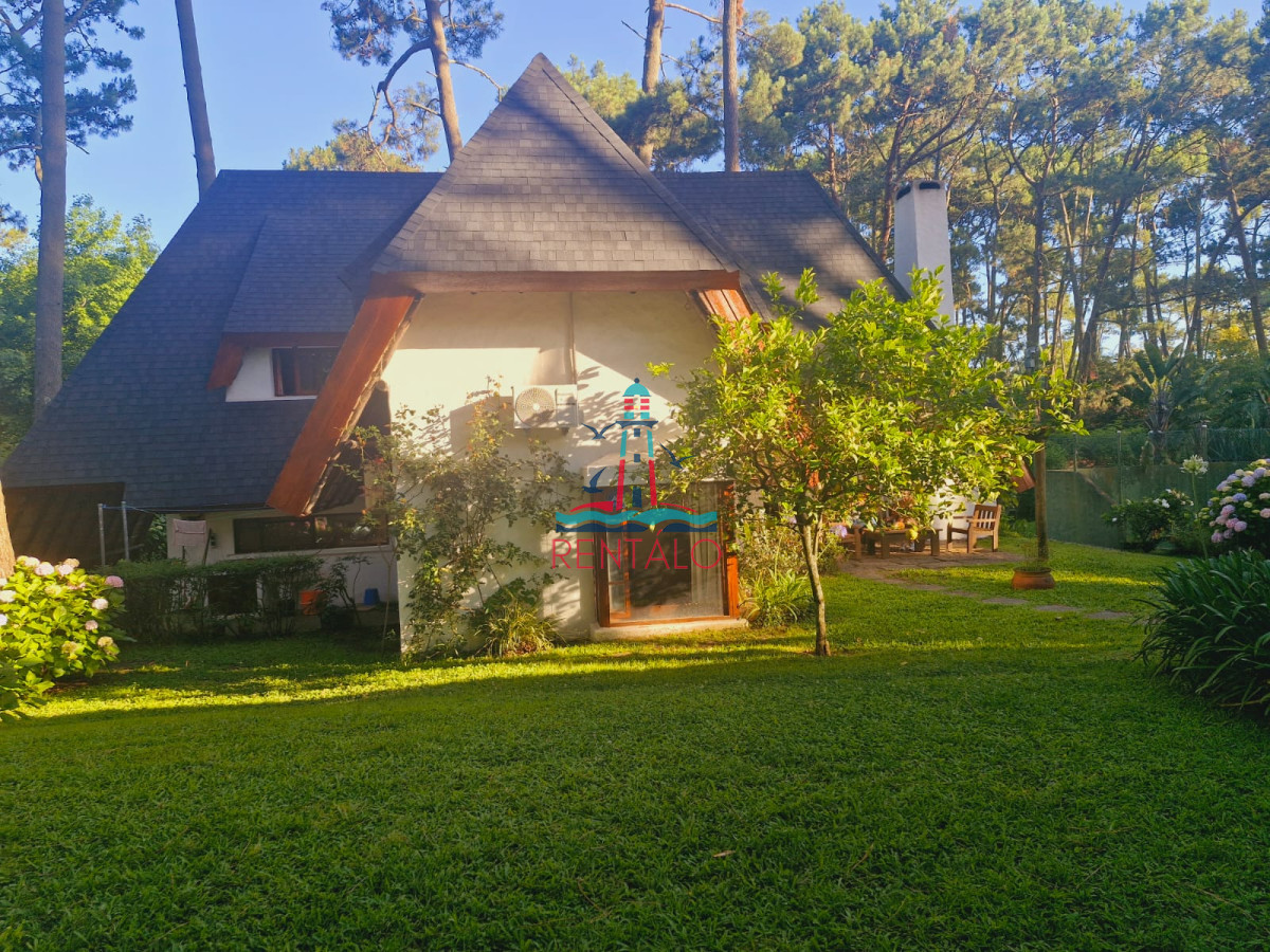 Casa ID.617 - Venta y alquiler de verano. Amplia casa en Pinares. Con cancha de paddle.