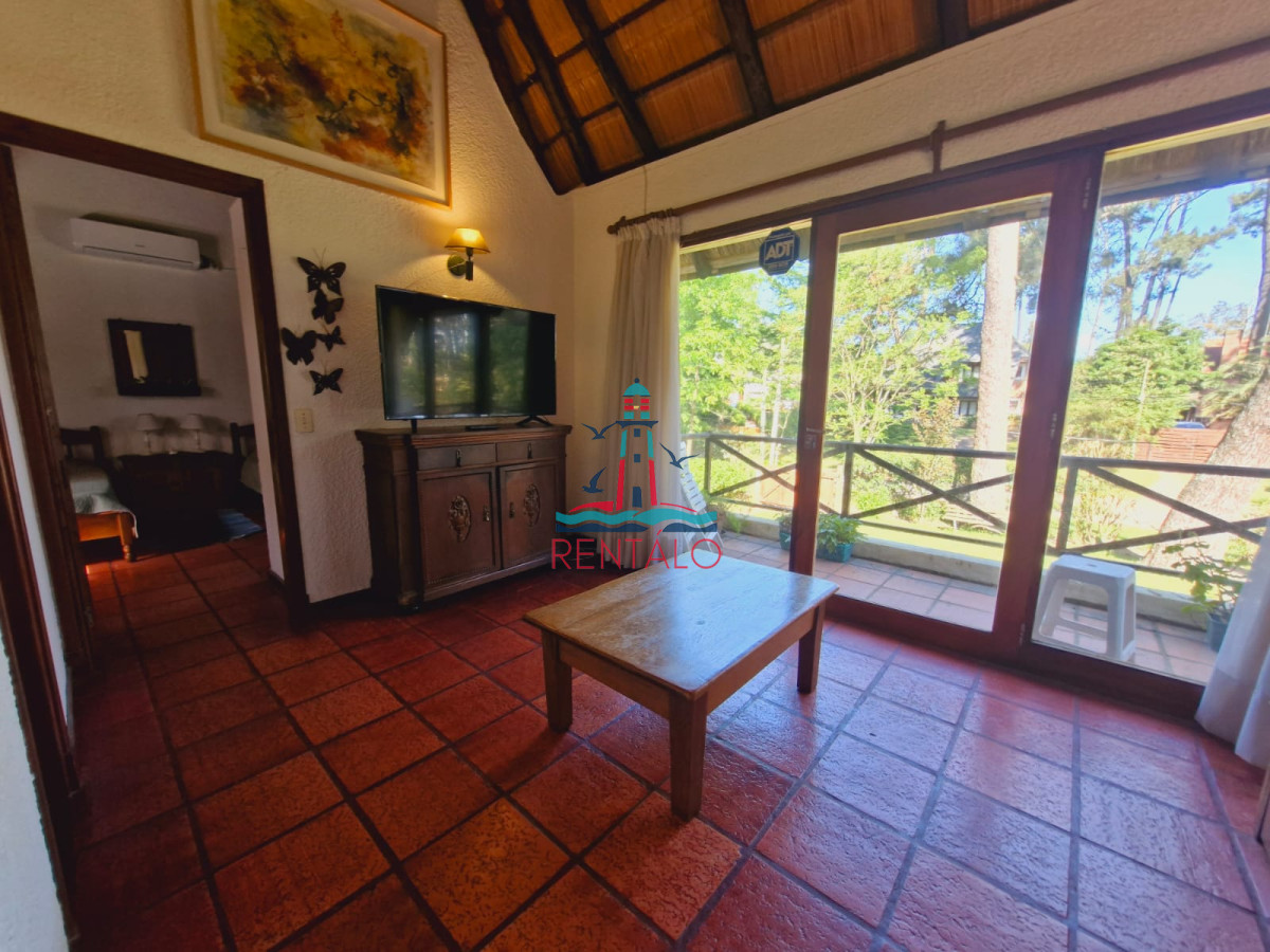 Casa ID.617 - Venta y alquiler de verano. Amplia casa en Pinares. Con cancha de paddle.