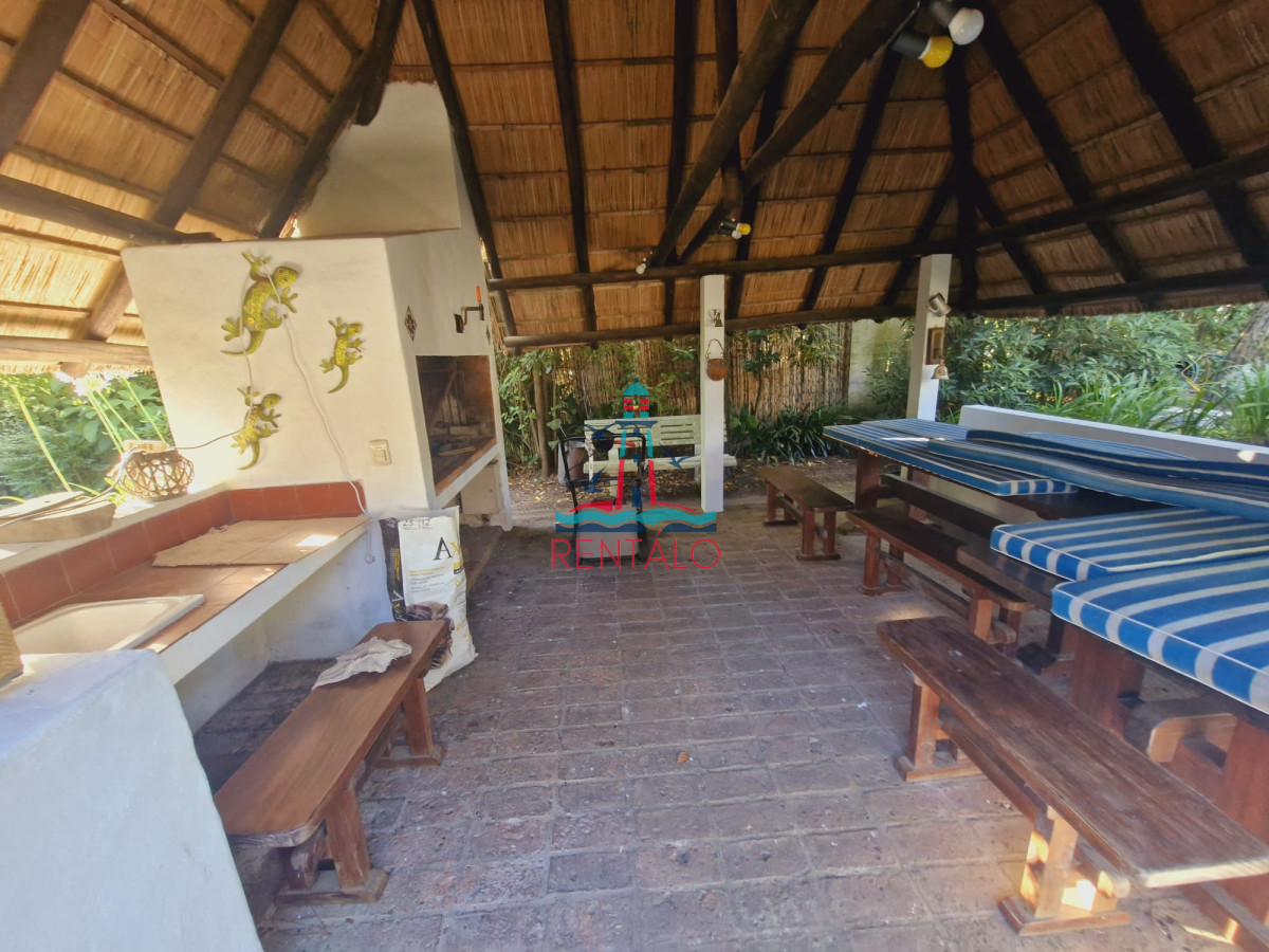 Casa ID.617 - Venta y alquiler de verano. Amplia casa en Pinares. Con cancha de paddle.
