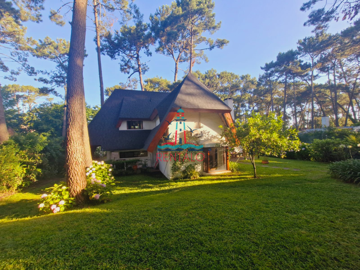 Casa ID.617 - Venta y alquiler de verano. Amplia casa en Pinares. Con cancha de paddle.
