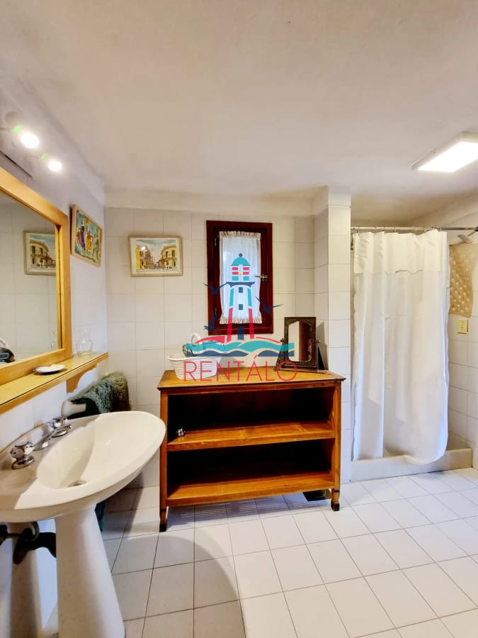 Casa ID.617 - Venta y alquiler de verano. Amplia casa en Pinares. Con cancha de paddle.