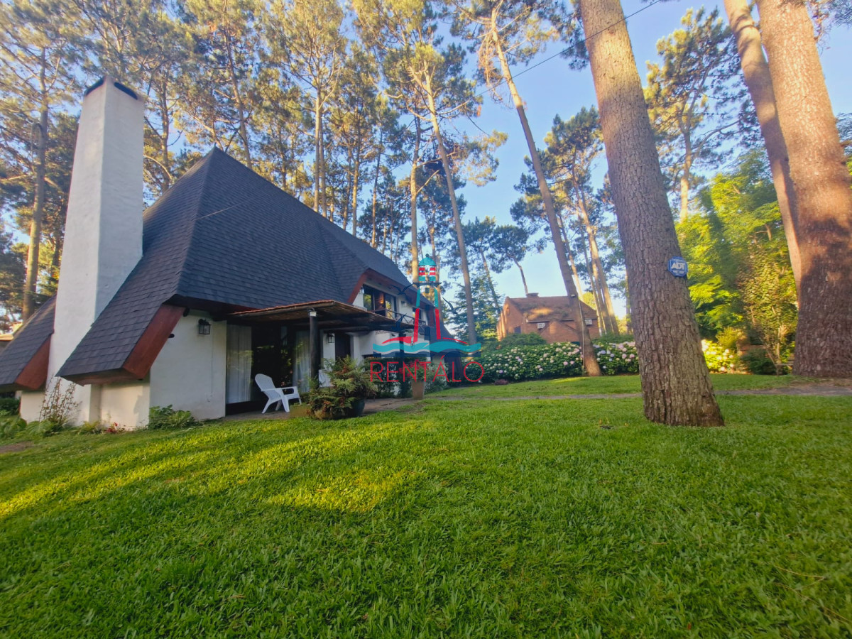 Casa ID.617 - Venta y alquiler de verano. Amplia casa en Pinares. Con cancha de paddle.