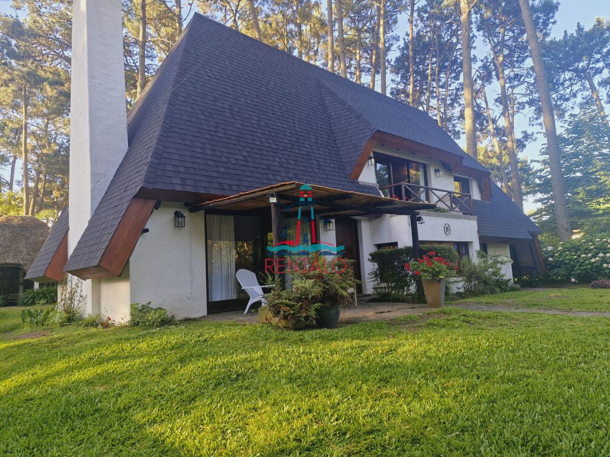 Casa ID.617 - Venta y alquiler de verano. Amplia casa en Pinares. Con cancha de paddle.
