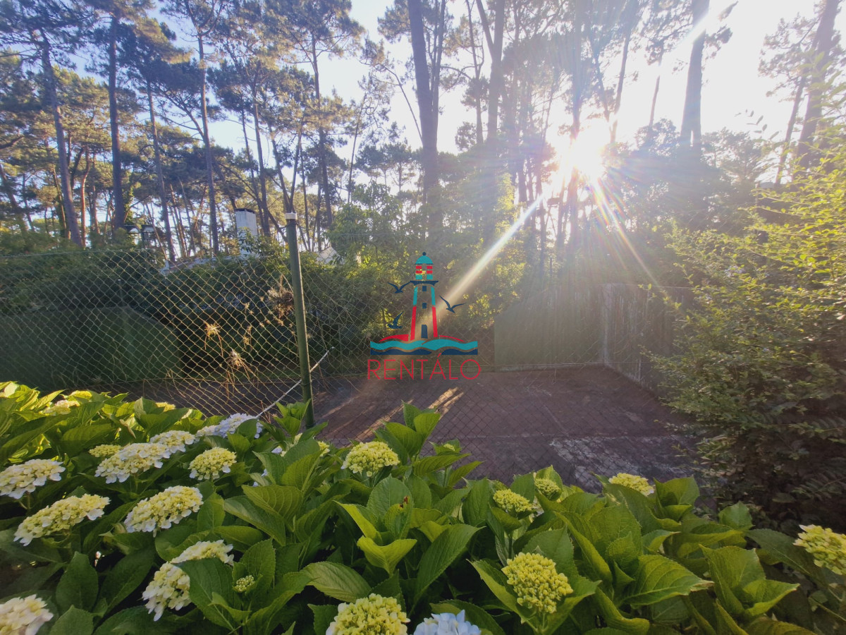 Casa ID.617 - Venta y alquiler de verano. Amplia casa en Pinares. Con cancha de paddle.