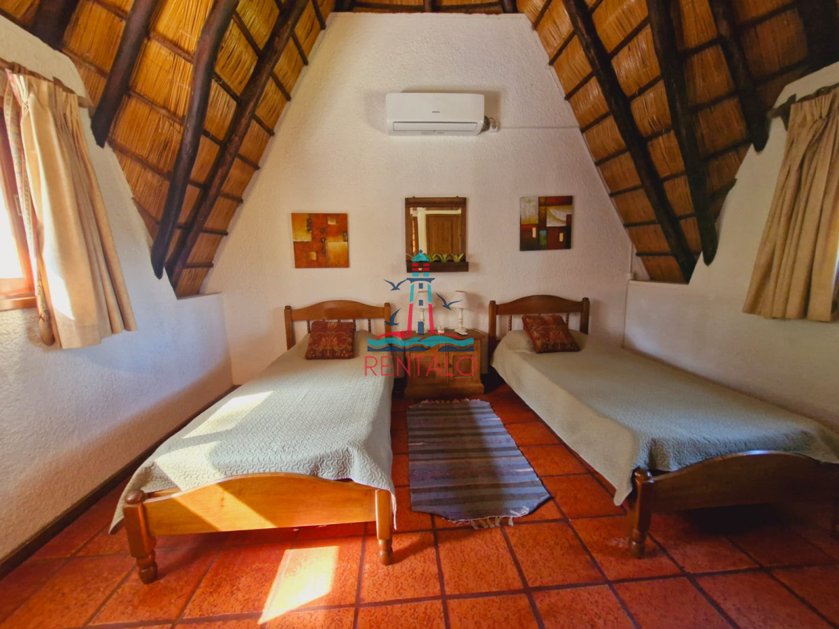 Casa ID.617 - Venta y alquiler de verano. Amplia casa en Pinares. Con cancha de paddle.