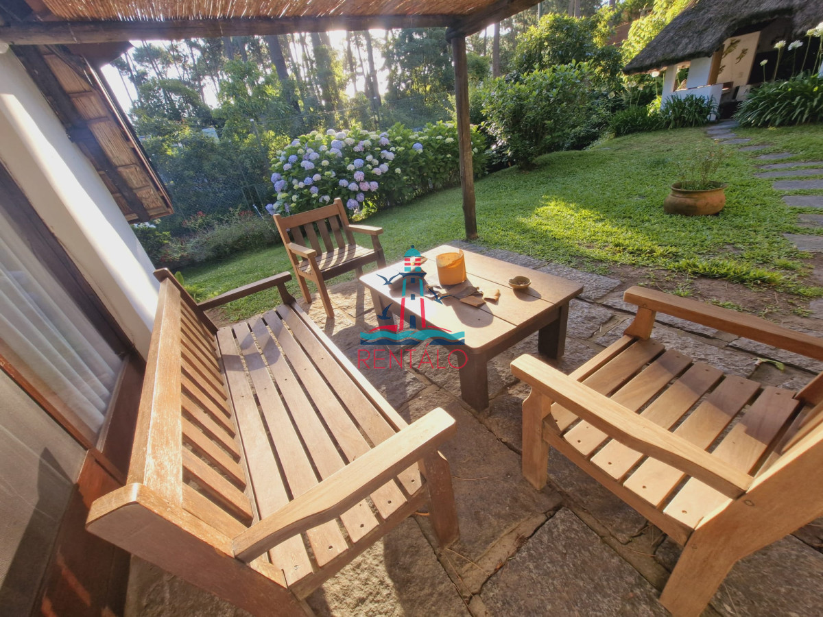 Casa ID.617 - Venta y alquiler de verano. Amplia casa en Pinares. Con cancha de paddle.