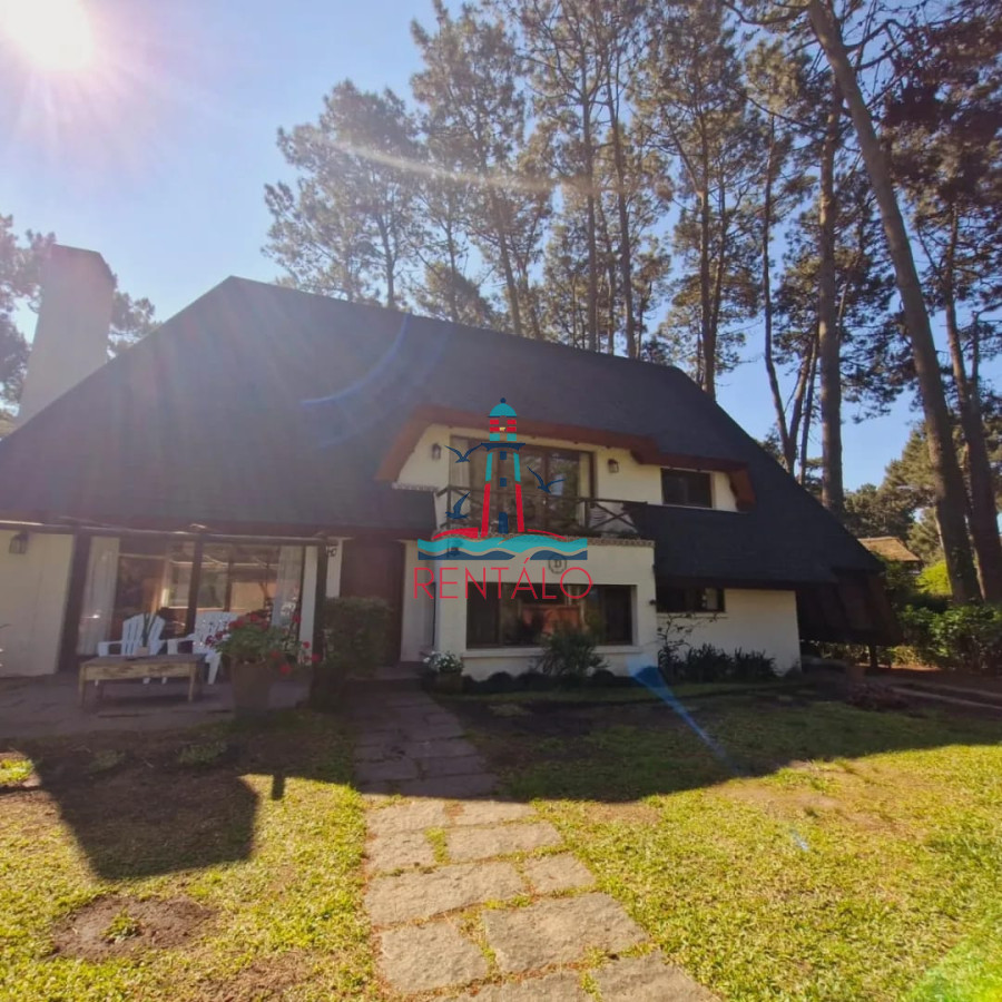 Casa ID.617 - Venta y alquiler de verano. Amplia casa en Pinares. Con cancha de paddle.