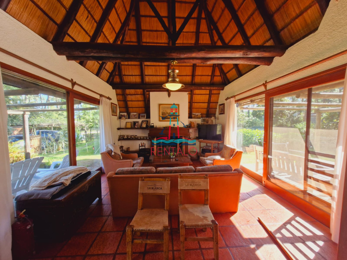 Casa ID.617 - Venta y alquiler de verano. Amplia casa en Pinares. Con cancha de paddle.