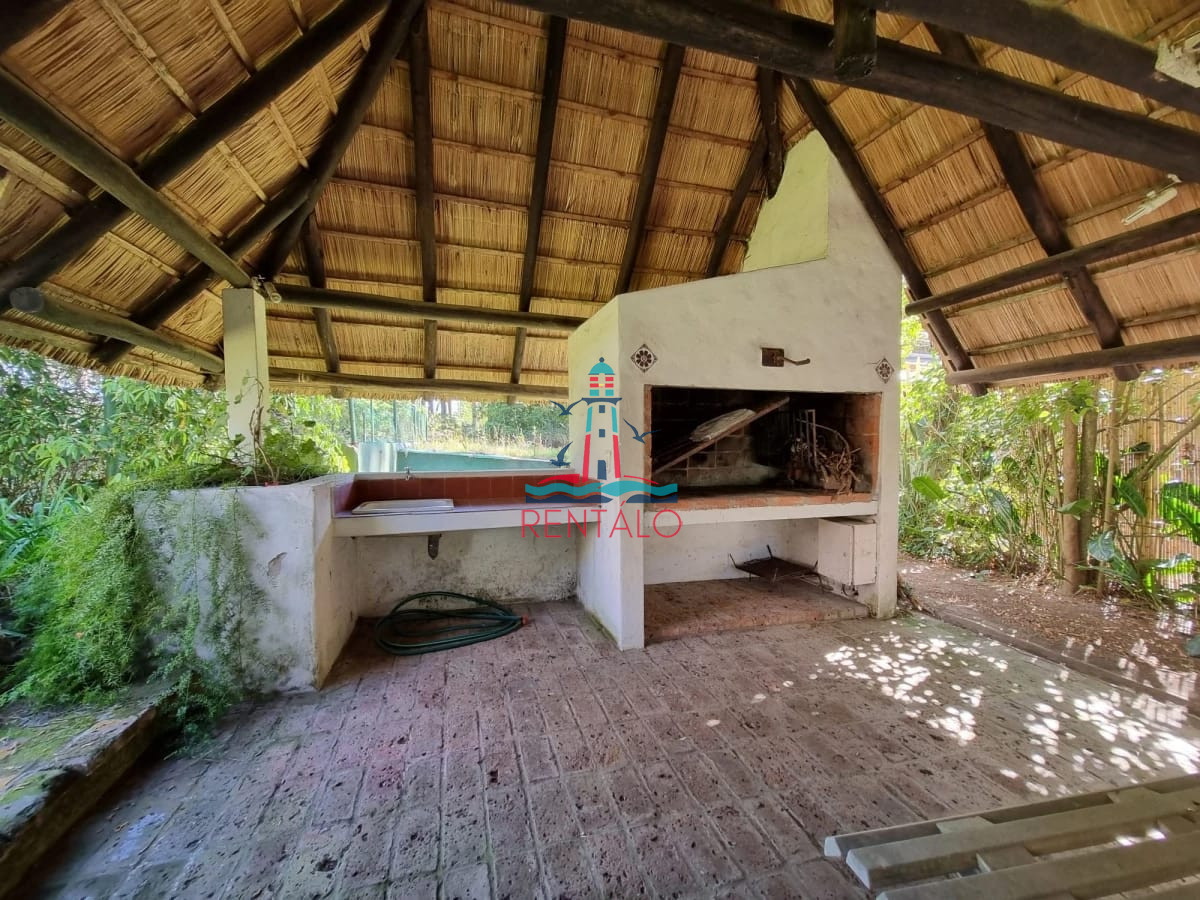 Casa ID.617 - Venta y alquiler de verano. Amplia casa en Pinares. Con cancha de paddle.