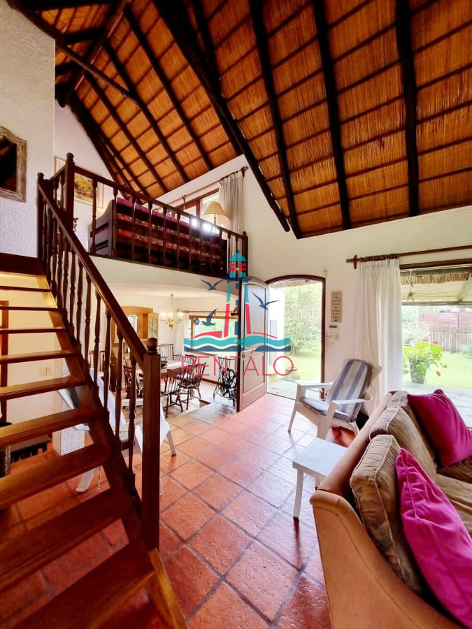 Casa ID.617 - Venta y alquiler de verano. Amplia casa en Pinares. Con cancha de paddle.