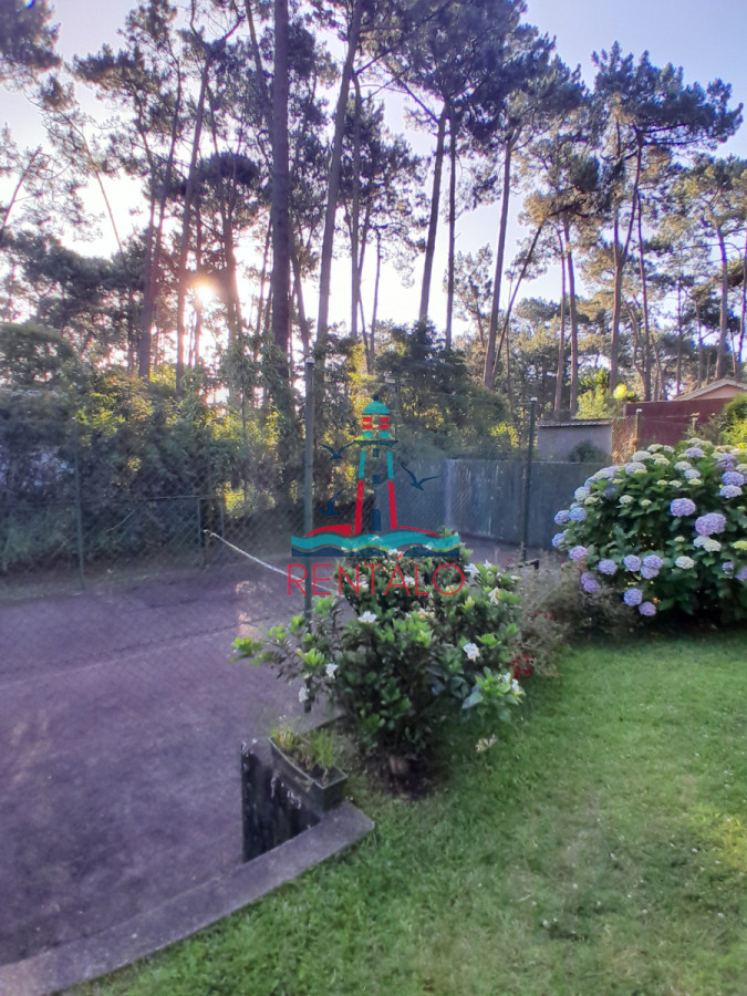 Casa ID.617 - Venta y alquiler de verano. Amplia casa en Pinares. Con cancha de paddle.