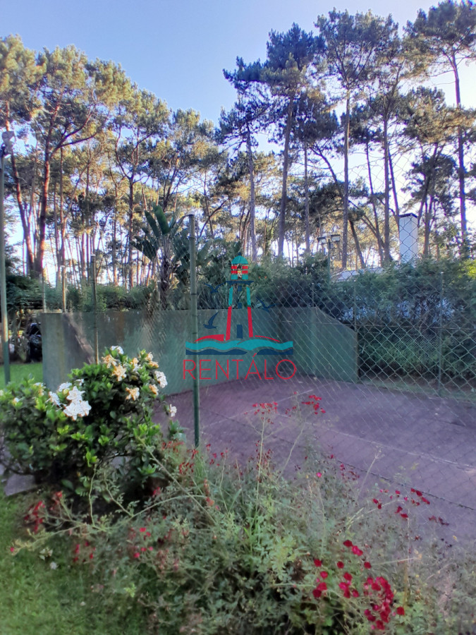 Casa ID.617 - Venta y alquiler de verano. Amplia casa en Pinares. Con cancha de paddle.