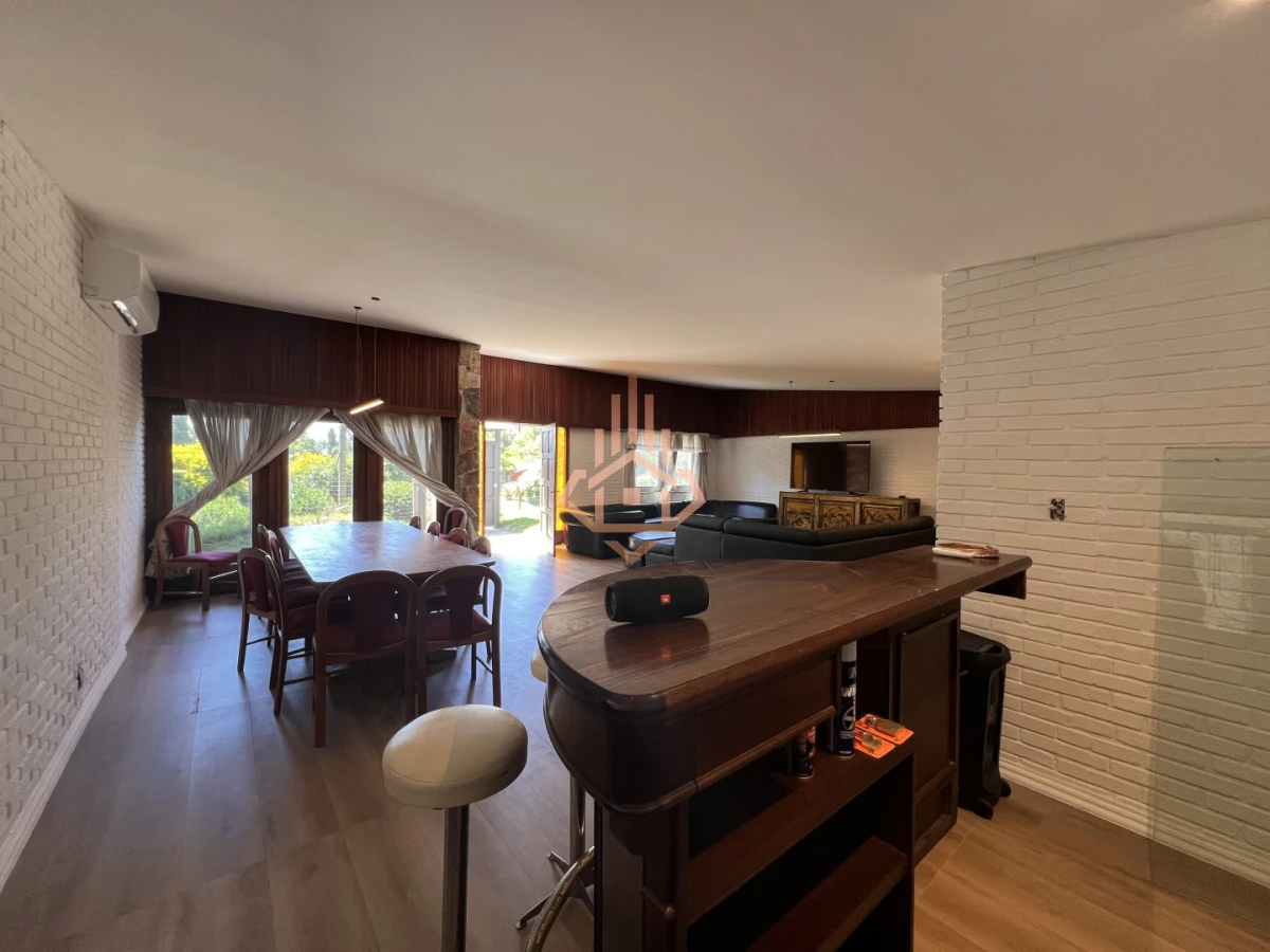 Amplia casa en Cantegril, Punta del Este. 509m2 construidos y 2000 de terreno.