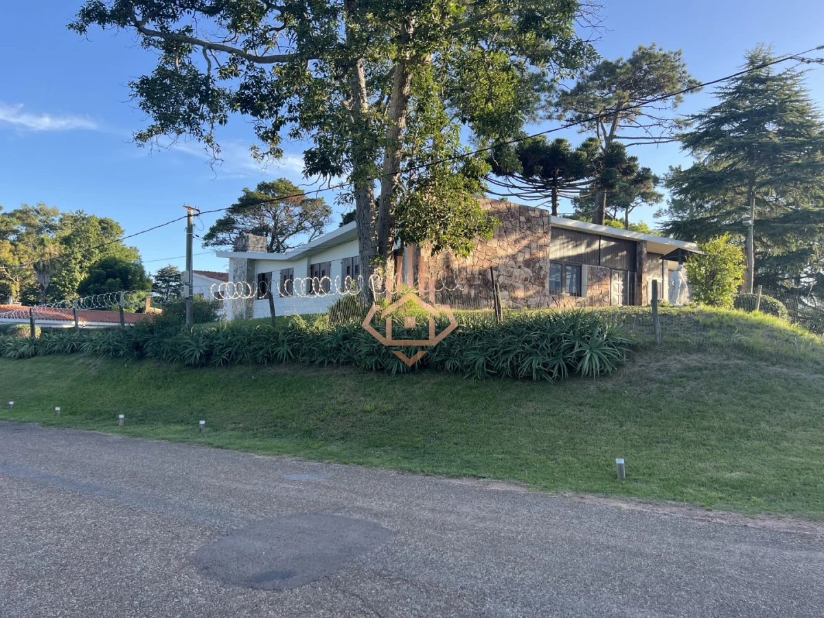 Amplia casa en Cantegril, Punta del Este. 509m2 construidos y 2000 de terreno.