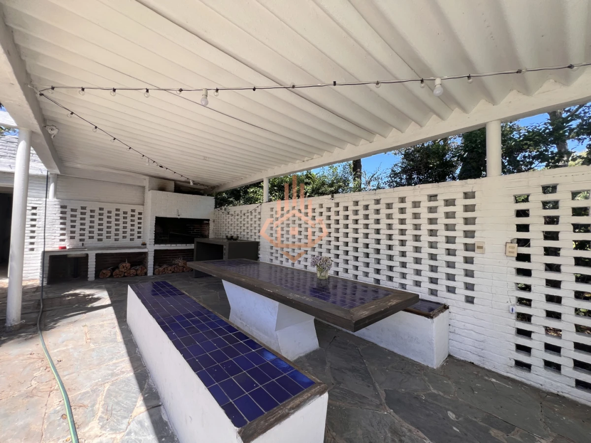 Amplia casa en Cantegril, Punta del Este. 509m2 construidos y 2000 de terreno.