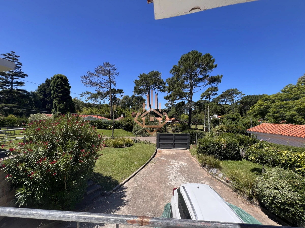Amplia casa en Cantegril, Punta del Este. 509m2 construidos y 2000 de terreno.