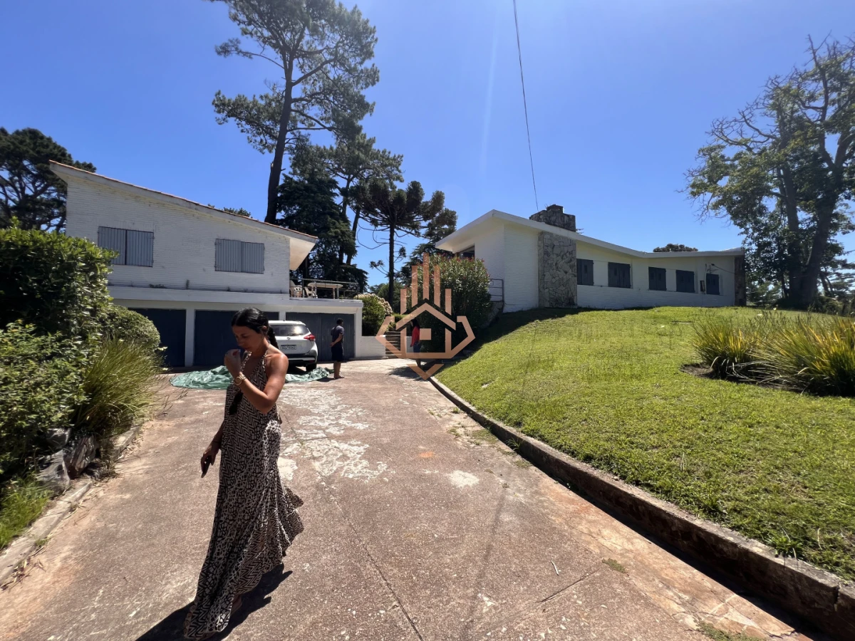 Amplia casa en Cantegril, Punta del Este. 509m2 construidos y 2000 de terreno.