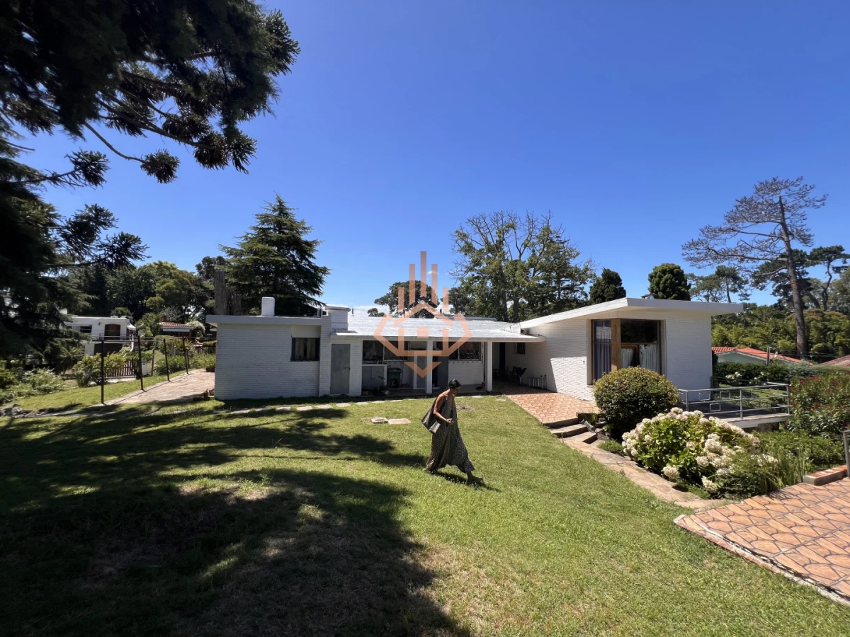 Amplia casa en Cantegril, Punta del Este. 509m2 construidos y 2000 de terreno.
