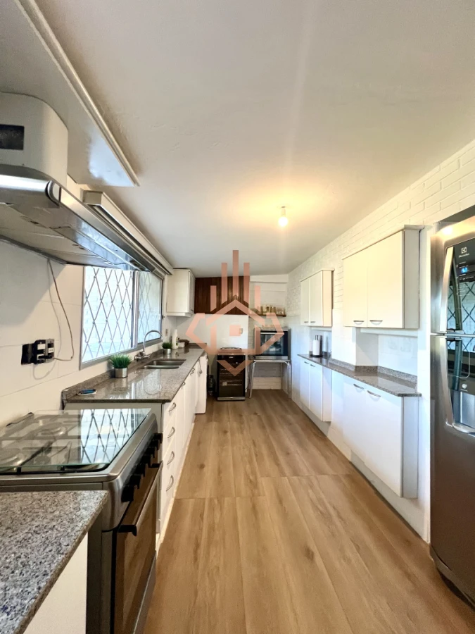 Amplia casa en Cantegril, Punta del Este. 509m2 construidos y 2000 de terreno.