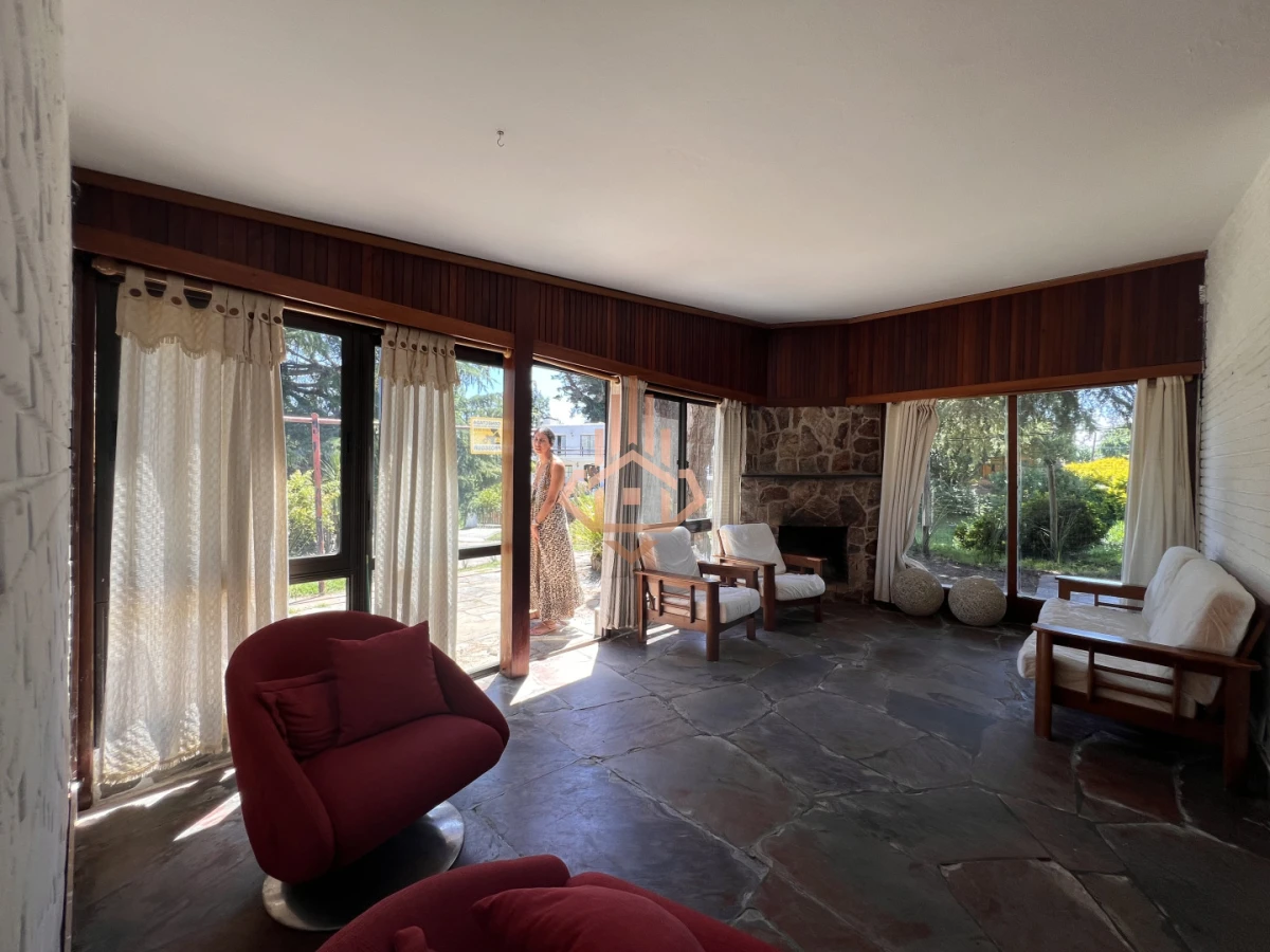 Amplia casa en Cantegril, Punta del Este. 509m2 construidos y 2000 de terreno.